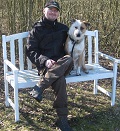 hundehygge-på-bænk-i brande-hundepensions-lufteområde